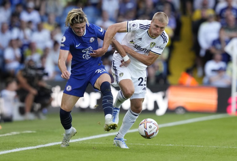 Chelsea la pasó mal en Leeds y se aleja de la punta