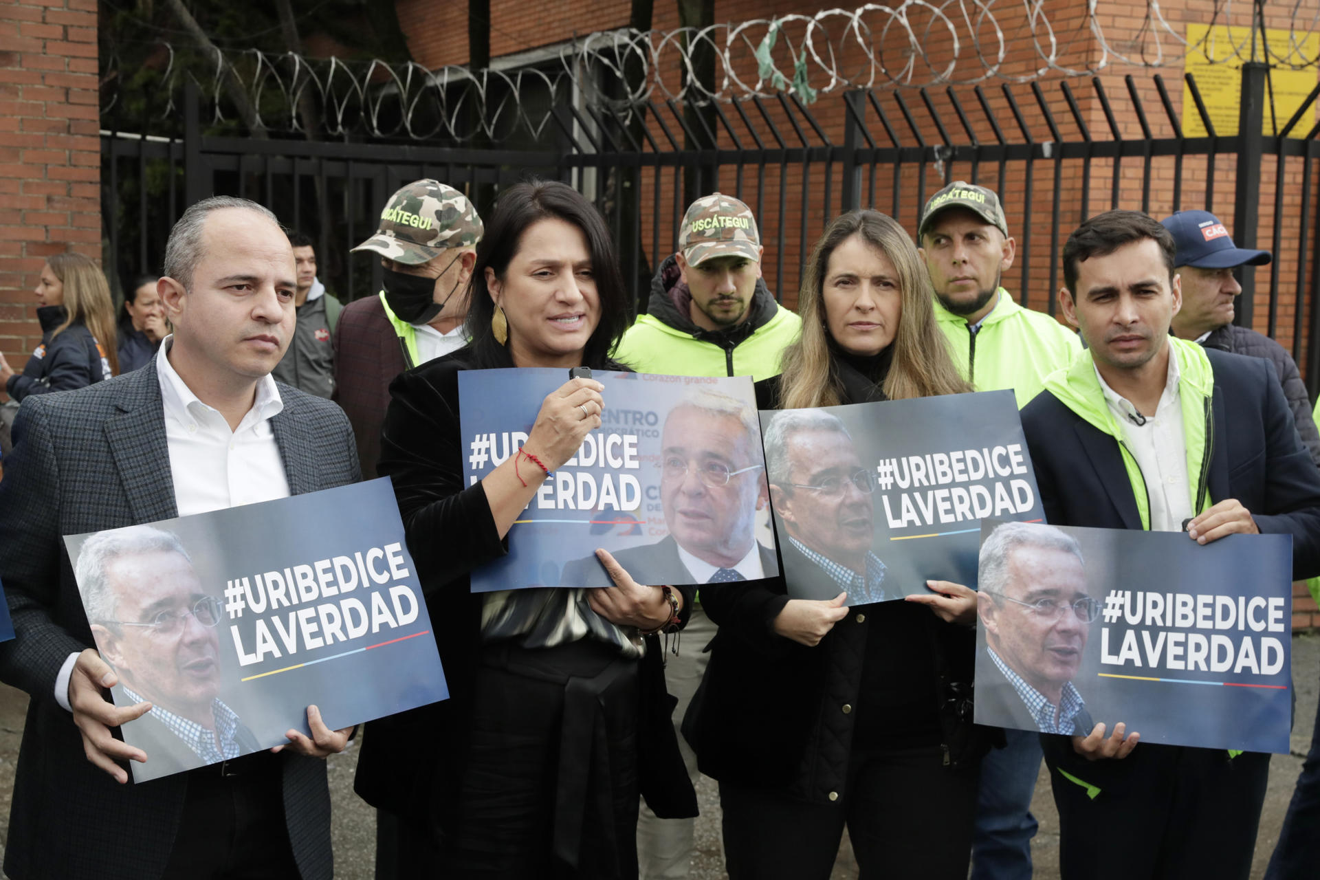 AME5004. BOGOTÁ (COLOMBIA), 05/05/2025.- Las senadoras Paola Holguin (c i) y Paloma Valencia (c d) sostienen carteles en apoyo al expresidente colombiano Álvaro Uribe este lunes, frente a los juzgados de Paloquemao en Bogotá (Colombia). El expresidente colombiano Álvaro Uribe (2002-2010) rinde su interrogatorio de manera presencial en el juicio que se le sigue por fraude procesal y soborno a testigos en un caso que se remonta a 2013. EFE/ Carlos Ortega