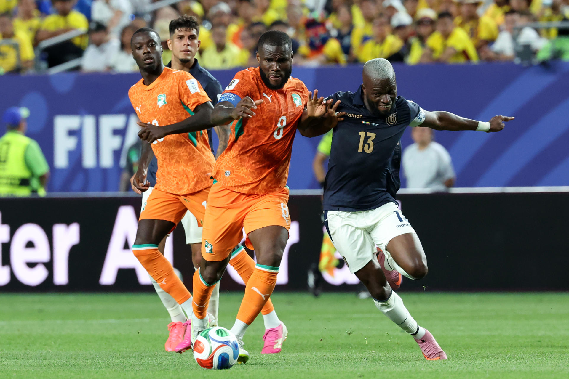 GR1148. FILADELFIA (ESTADOS UNIDOS), 14/06/2026.- Franck Kessie (i) de Costa de Marfil disputa el balón con Enner Valencia de Ecuador este domingo, durante un partido del grupo E del Mundial de la FIFA 2026 entre Costa de Marfil y Ecuador en el estadio Lincoln Financial Field en Filadelfia (Estados Unidos). EFE/ Sebastiao Moreira