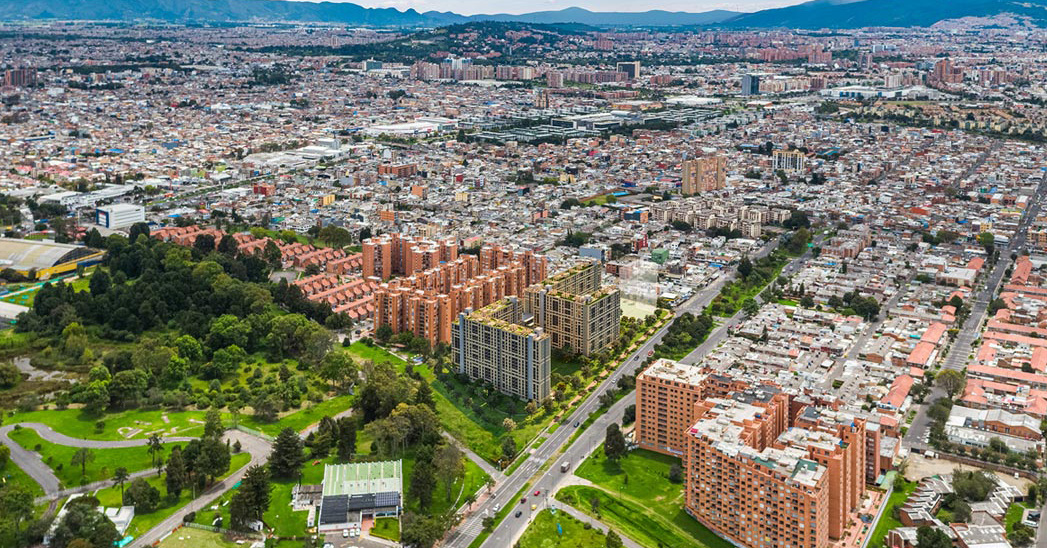 Tiene cercanía al Parque Salitre Mágico, el Parque Simón Bolívar, el Jardín Botánico, el Parque de Los Novios, la Avenida Carrera 68 y la futura Avenida el Salitre (Calle 64).