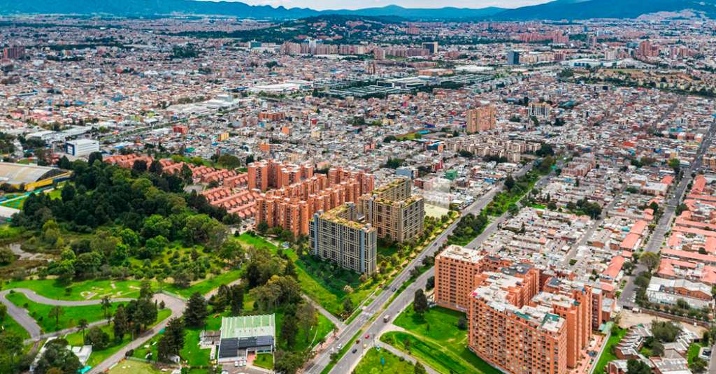 Tiene cercanía al Parque Salitre Mágico, el Parque Simón Bolívar, el Jardín Botánico, el Parque de Los Novios, la Avenida Carrera 68 y la futura Avenida el Salitre (Calle 64).