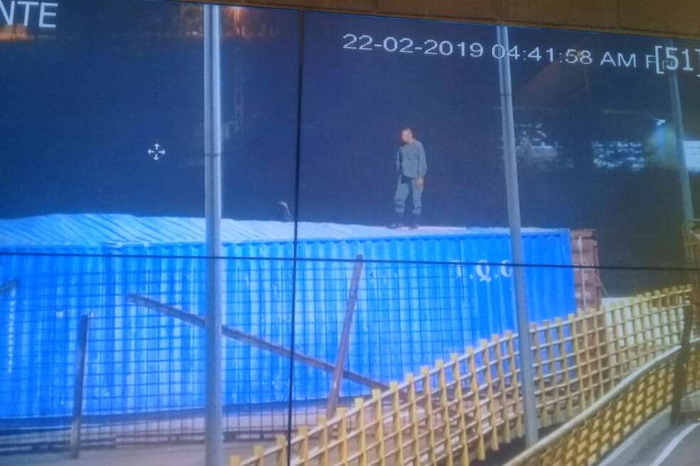 Las cámaras de seguridad aledañas al puente Tienditas registraron el momento en el que operarios mandados por el gobierno de Maduro soldaron los contenedores en Tienditas. / Cancillería