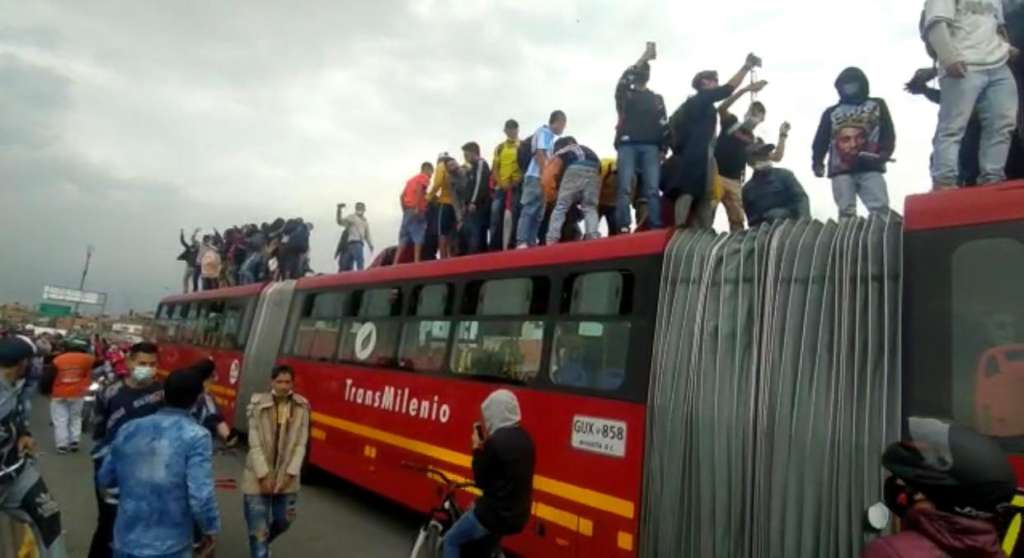 Los manifestantes obligaron a bajar al conductor y pasajeros del bus.