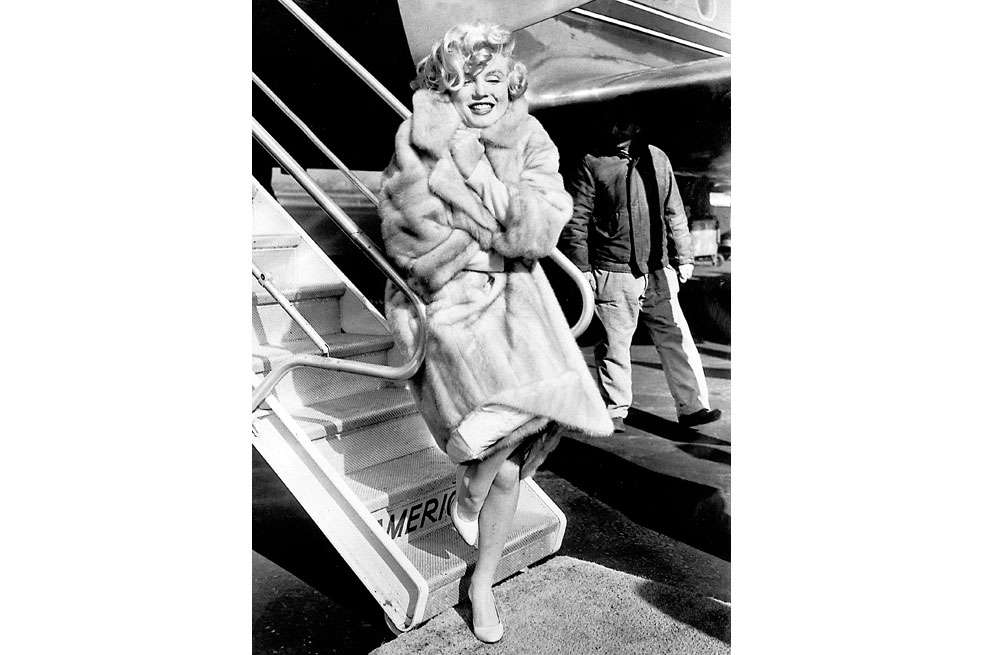 Monroe posando en 1959 en el aeropuerto de La Guardia, antes de volar a Chicago para la presentación de su película ‘Some like it hot’. / AFP