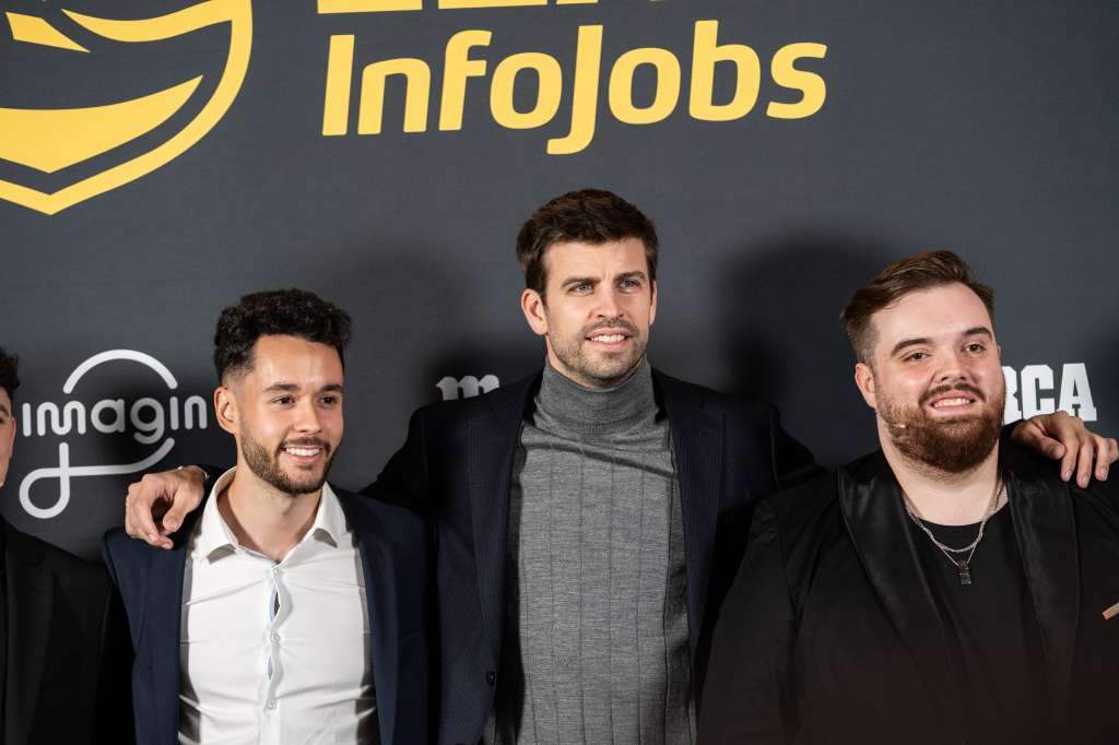 Gerard Piqué (cent.) junto a los "streamers" Ibai Llanos (der.) y TheGrefg.
