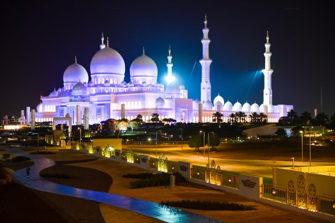 Cinco datos curiosos sobre la gran mezquita de Abu Dabi