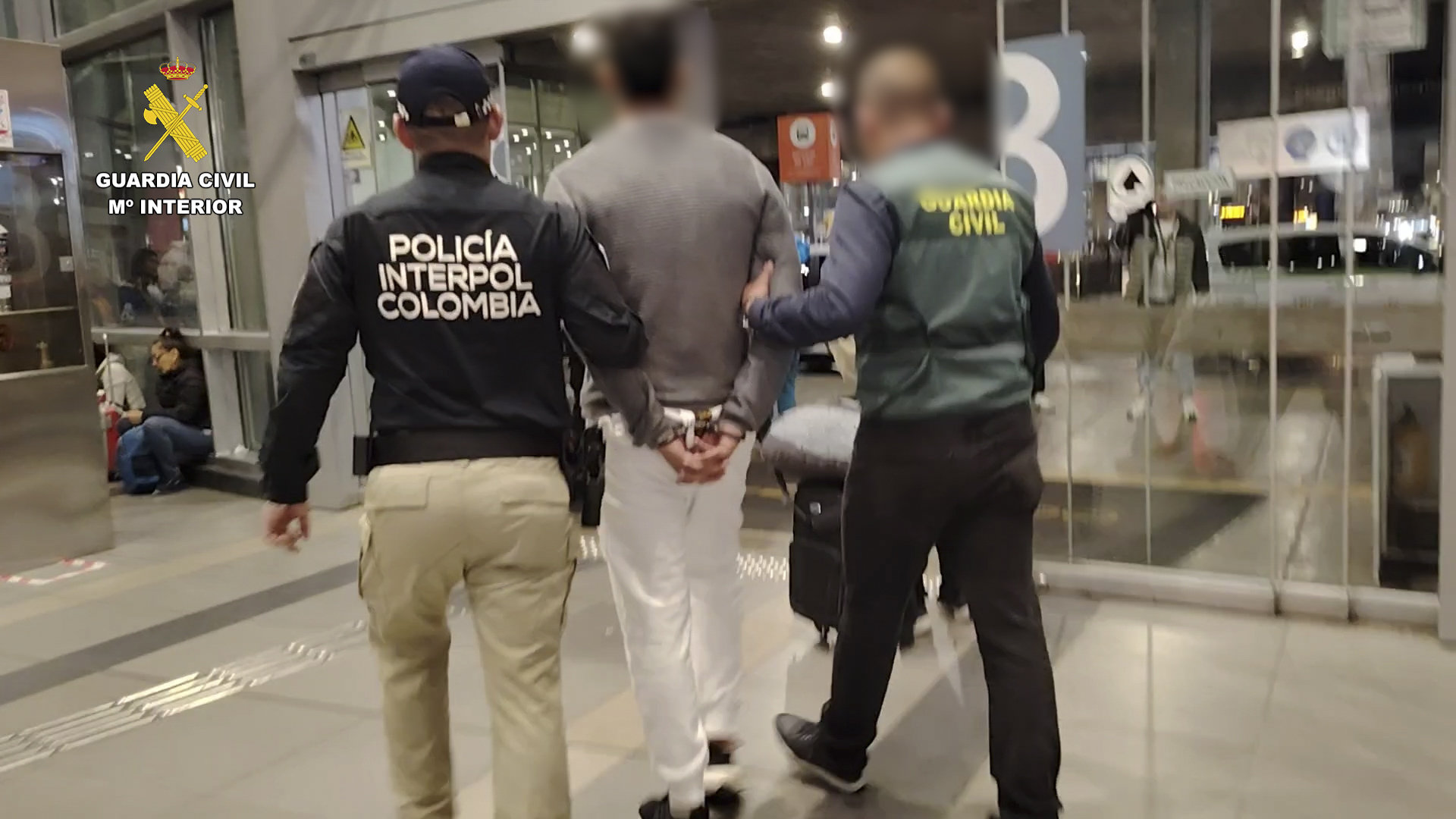 MADRID, 27/12/2024.- La Guardia Civil ha desmantelado una red de venta fraudulenta de mascotas que logró en tres años más de 35 millones de euros en transacciones con criptomonedas e ingresó más de tres millones de euros en efectivo en una operación que se ha saldado con 28 detenidos y otros 30 investigados en España y Colombia. Se les atribuyen 681 hechos delictivos delitos (335 estafas, 158 de usurpación de estado civil, 95 de falsificación de documentos, 60 de blanqueo de capitales, 33 de amenazas y pertenencia a organización criminal) aunque las investigaciones continúan abiertas y se estima que pueden alcanzar el millar pues solo en España se han identificado ya 250 víctimas a las que han estafado más de 150.000 euros. EFE/ Guardia Civil SOLO USO EDITORIAL/SOLO DISPONIBLE PARA ILUSTRAR LA NOTICIA QUE ACOMPAÑA (CRÉDITO OBLIGATORIO)