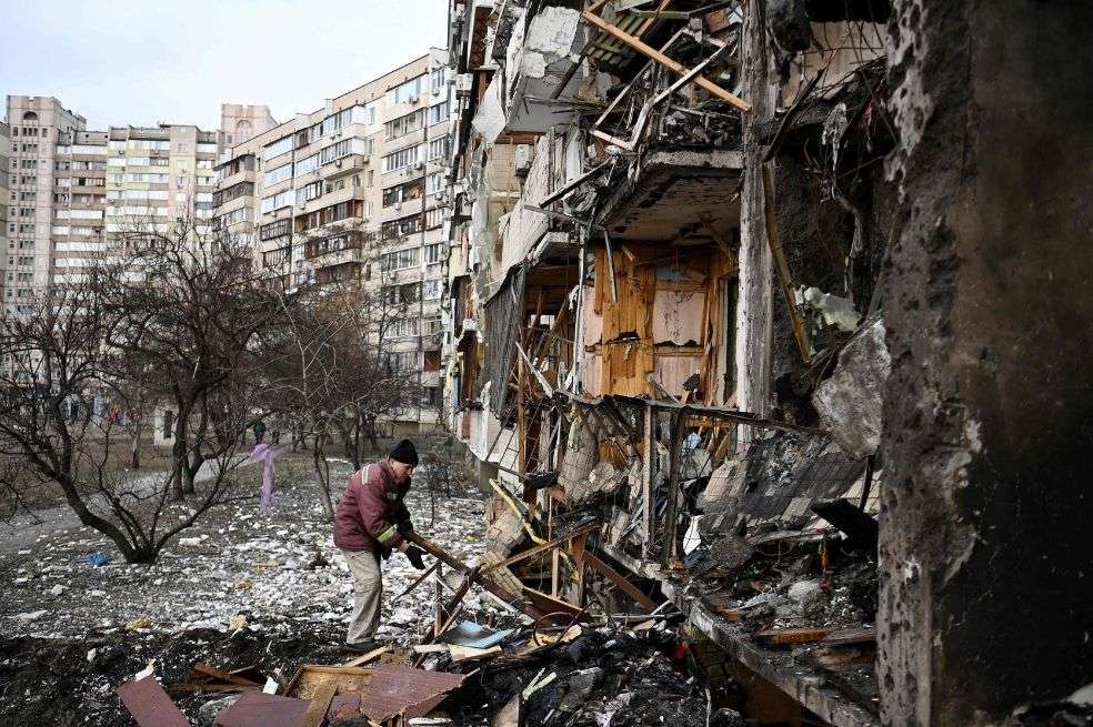 Los bombardeos en Ucrania han cobrado la vida de unas 70 personas y han dejado miles de desplazados.