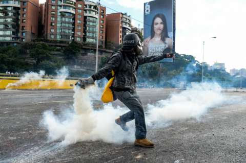 Oposición vuelve a marchar en Venezuela entre gases lacrimógenos