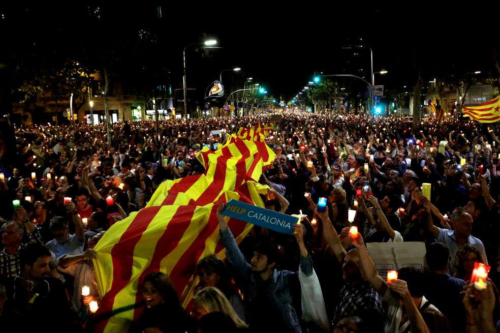 Miles de personas convocadas por la la Asamblea Nacional Catalana (ANC) y Òmnium Cultural, se manifiestan con velas en Barcelona. / EFE