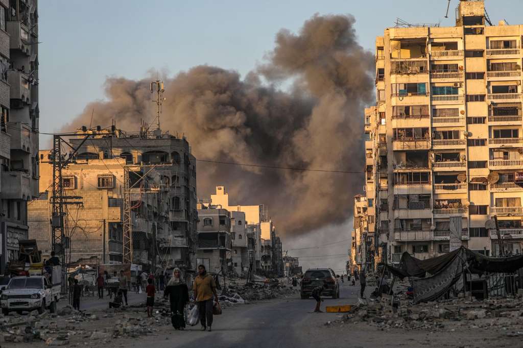 Gaza City (-), 19/09/2025.- Smoke billows following an Israeli airstrike on Gaza City, in the Gaza Strip, 19 September 2025. More than 65,000 Palestinians have been killed in the Gaza Strip since October 2023, according to the Palestinian Ministry of Health, and about 1,200 Israelis have been killed since the launch of an Israeli military campaign in response to a cross-border attack by Hamas on 07 October 2023. EFE/EPA/MOHAMMED SABER