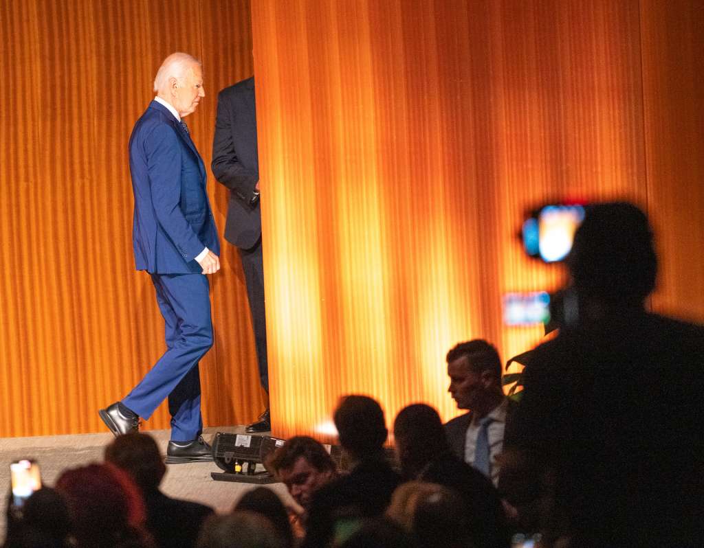 Austin (United States), 29/07/2024.- US President Joe Biden leaves after speaking during a 60th anniversary of the Civil Rights Act program at the LBJ Presidential Library in Austin, Texas, USA, 29 July 2024. US President Lyndon Johnson signed the Civil Right Act into law on 02 July 1964. EFE/EPA/WILLIAM PHILPOTT