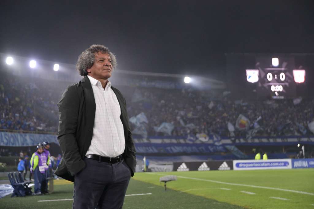 Técnico de Millonarios durante el encuentro ante el América de Cali en el estadio El Campín de Bogotá