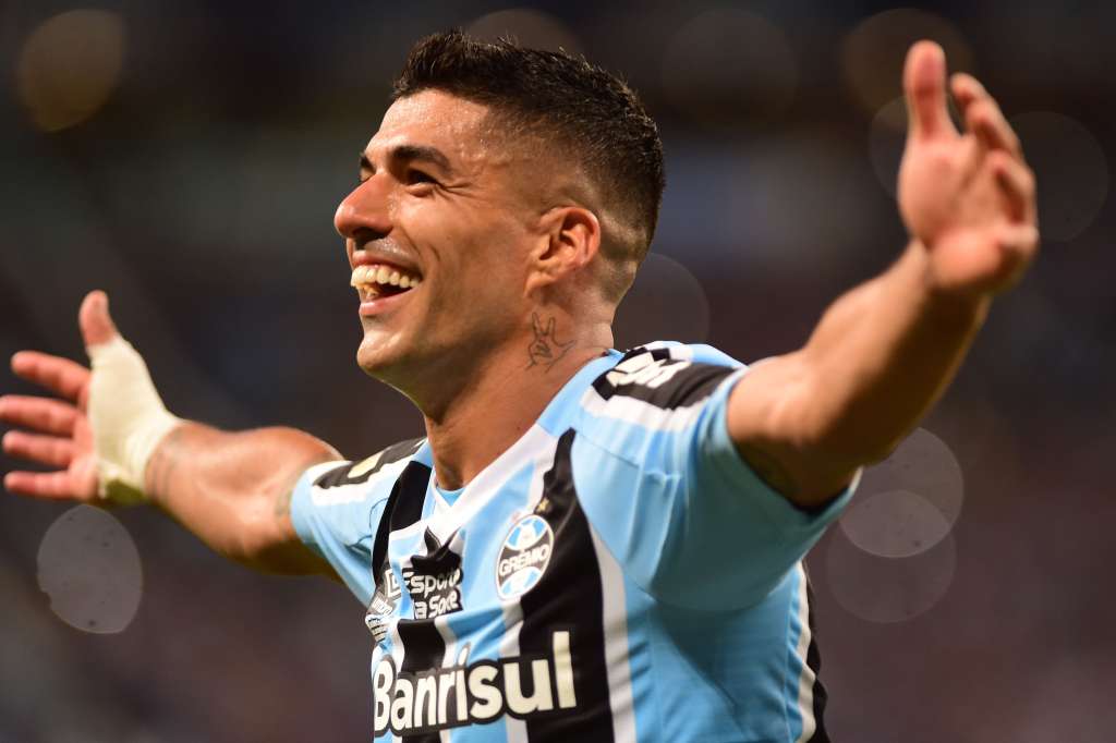 -FOTODELDÍA- AME013. PORTO ALEGRE (BRASIL), 08/04/2023.- Luis Suárez de Gremio celebra el triunfo hoy, al final de un partido del Torneo Gaúcho de Brasil disputado en el estadio Arena do Gremio en Porto Alegre (Brasil). EFE/Ricardo Rimoli