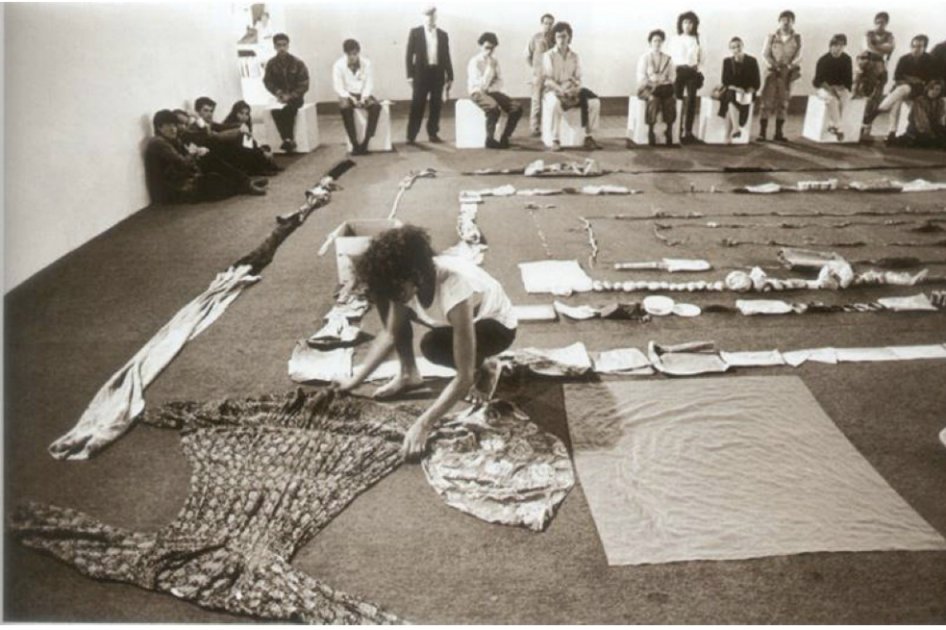 “Una cosa es una cosa”, María Teresa Hincapié, performance, 1990. / Archivo Colcultura