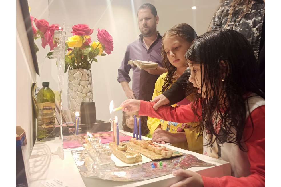 Encendido en casa Guterman. De izquierda a derecha: Abraham, la pequeña Rachelle, Perla y Sarah.