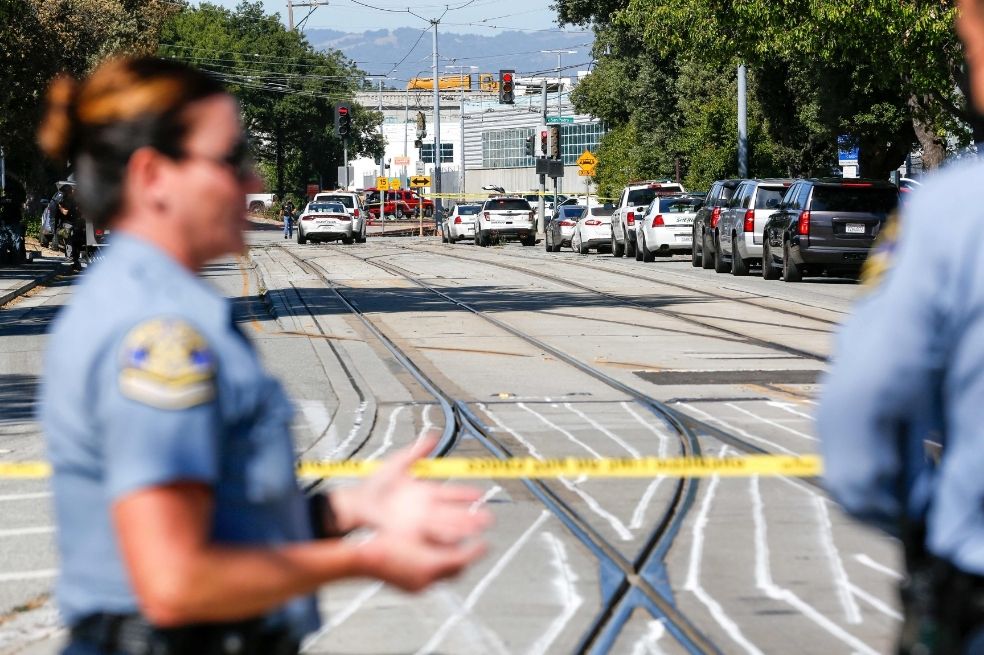 La policía y un equipo de emergencia atiende un tiroteo en California.