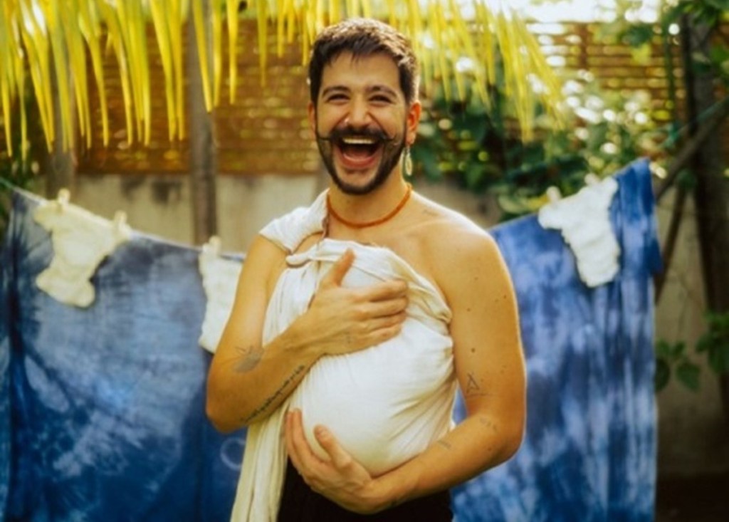 En “Pegao”, Camilo comparte la felicidad que está viviendo en su nuevo rol como padre con la llegada de Índigo.