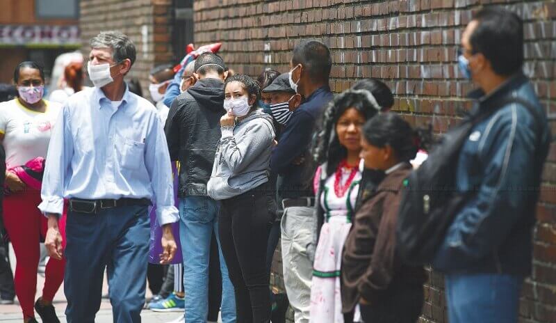 Pese a las restricciones no se han podido evitar las aglomeraciones en lugares como Corabastos y la Zona Franca. / Óscar Pérez