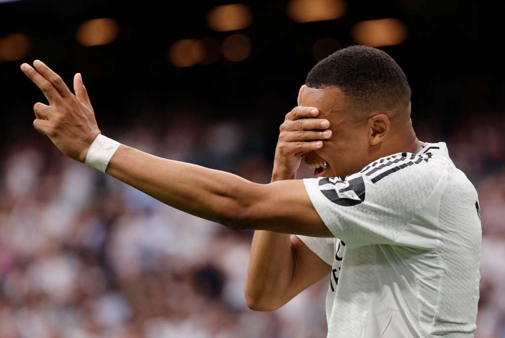 MADRID, 24/05/2025.- El delantero francés del Real Madrid Kylian Mbappé celebra tras marcar el 2-0 durante el partido de la jornada 38 de LaLiga EA Sports entre Real Madrid y Real Sociedad celebrado este sábado en el estadio Santiago Bernabéu de Madrid. EFE/ Daniel González