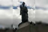 Roban parte de la espada de la estatua de Simón Bolívar en Bogotá