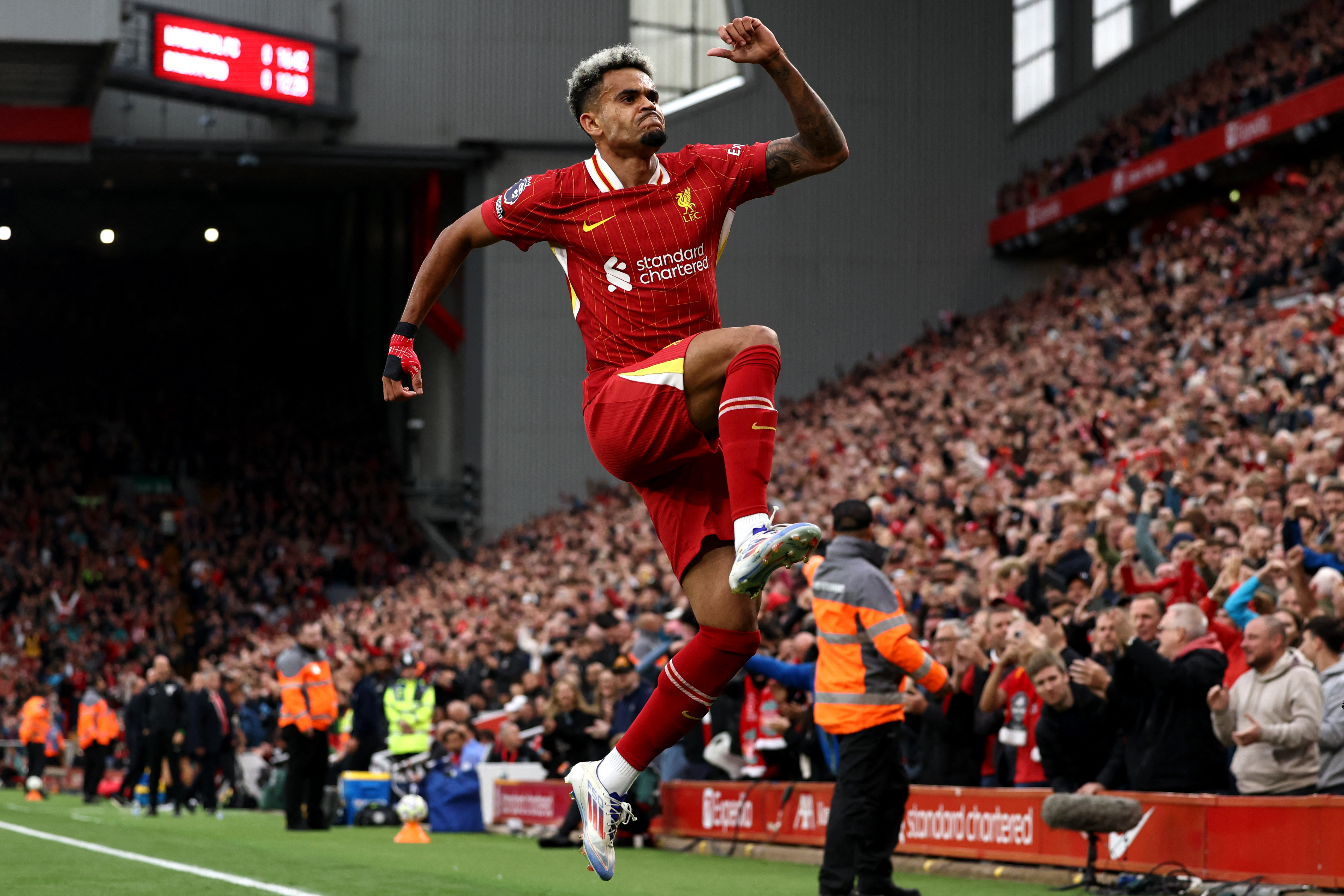 El mediocampista colombiano #07 del Liverpool, Luis Díaz, celebra el primer gol del equipo durante el partido de fútbol de la Premier League inglesa entre Liverpool y Brentford en Anfield en Liverpool, noroeste de Inglaterra, el 25 de agosto de 2024.