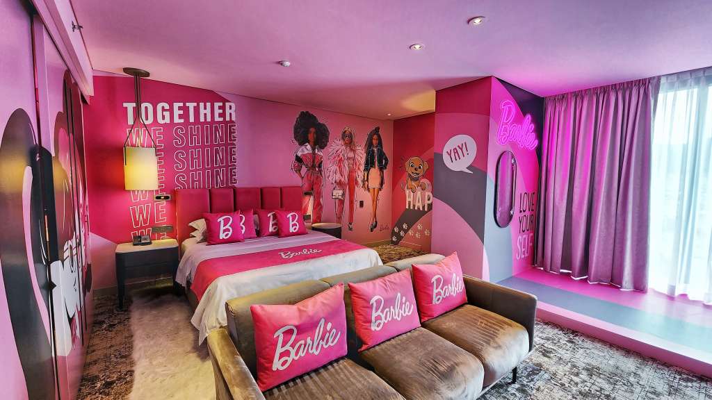 La habitación es perfecta para una escapada divertida, unas vacaciones glamurosas o una inmersión en el mundo de la querida muñeca.