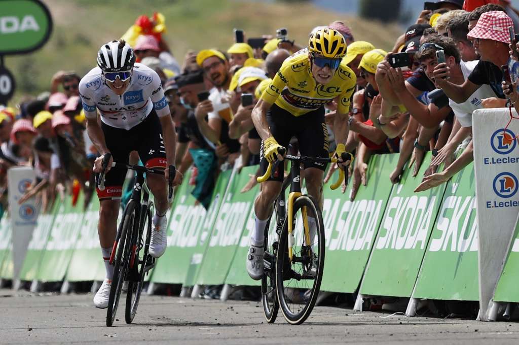 Peyragudes (France), 20/07/2022.- Slovenian rider Tadej Pogacar (L) of UAE Team Emirates in action to cross the finish line ahead of the Yellow Jersey Danish rider Jonas Vingegaard (R) of Jumbo Visma and win the 17th stage of the Tour de France 2022 over 129.7km from Saint Gaudens to Peyragudes, France, 20 July 2022. (Ciclismo, Francia, Eslovenia) EFE/EPA/YOAN VALAT