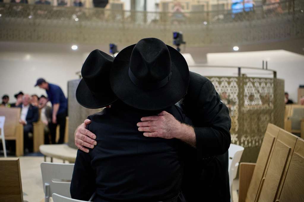 SYDNEY (Australia), 17/12/2025.- People embrace as they attend the 'Light Against Terror: Chanukah Memorial' event at Chabad of Bondi Synagogue, Australia, 17 December 2025. Australia is in mourning following an attack on the Jewish community's Hanukkah festival celebrations on 14 December that left at least 16 people dead, including one gunman. EFE/EPA/FLAVIO BRANCALEONE AUSTRALIA AND NEW ZEALAND OUT