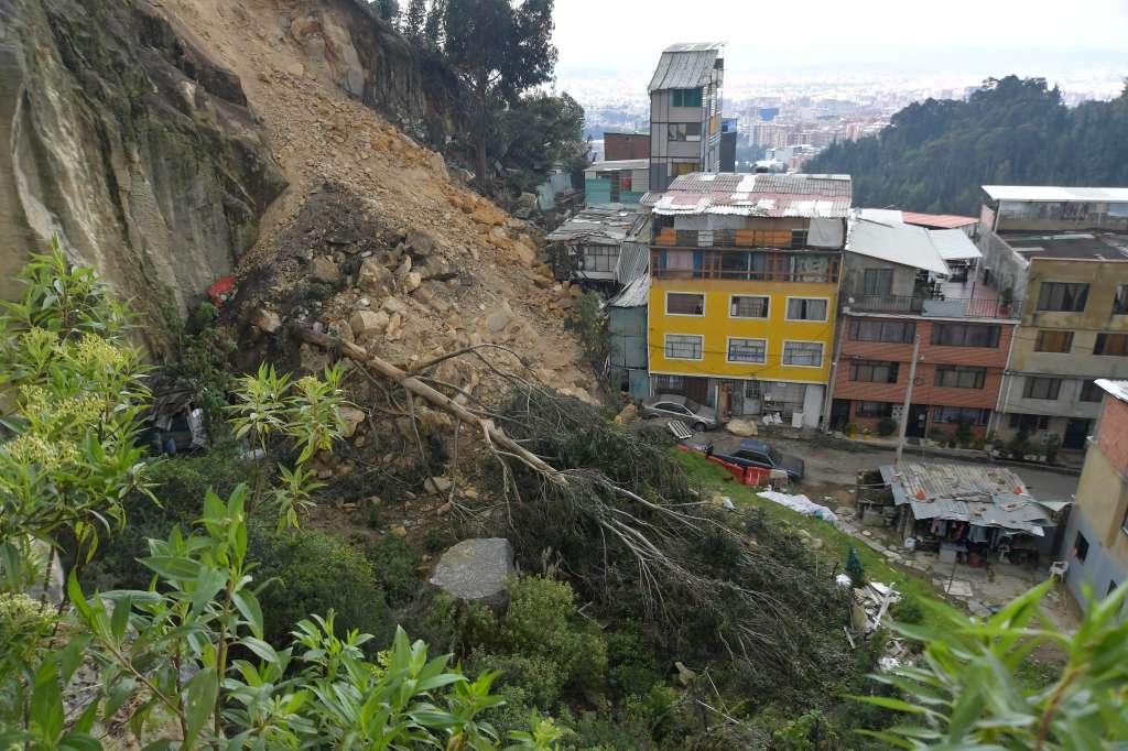 Deslizamiento de tierra ocurrido en la calle 127B con transversal 2, en la localidad Usaquén en donde grandes rocas amenazan con caer sobre viviendas. Algunos inmuebles ya reportan afectaciones.