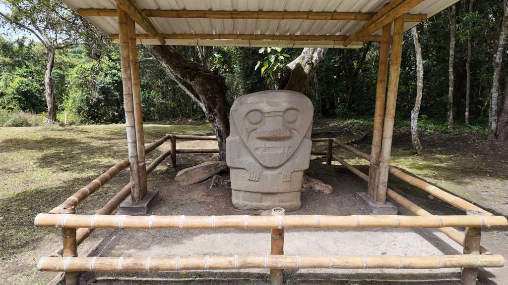 Lo que se sabe se adivina en la piedra: dientes que significan sabiduría, ojos que revelan plantas sagradas, serpientes que los chamanes sostienen para llamar al agua.