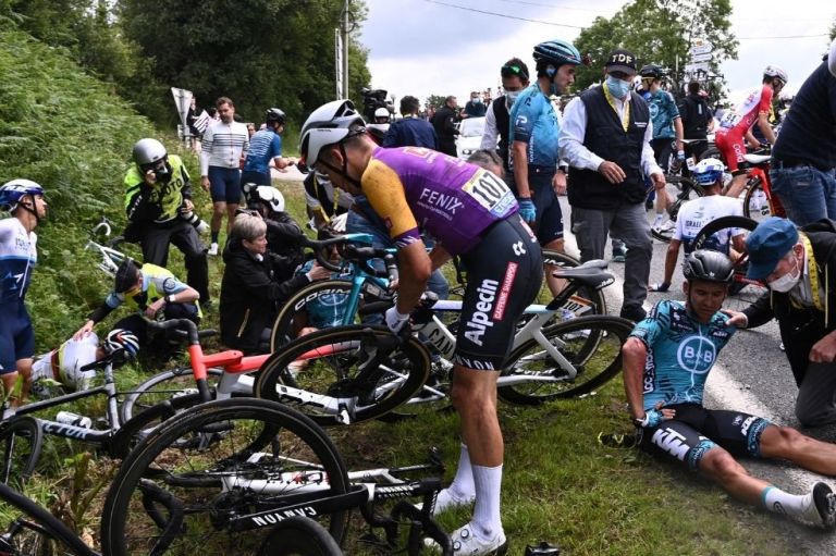 Se retractaron: El Tour retiró denuncia a la aficionada que provocó caída masiva