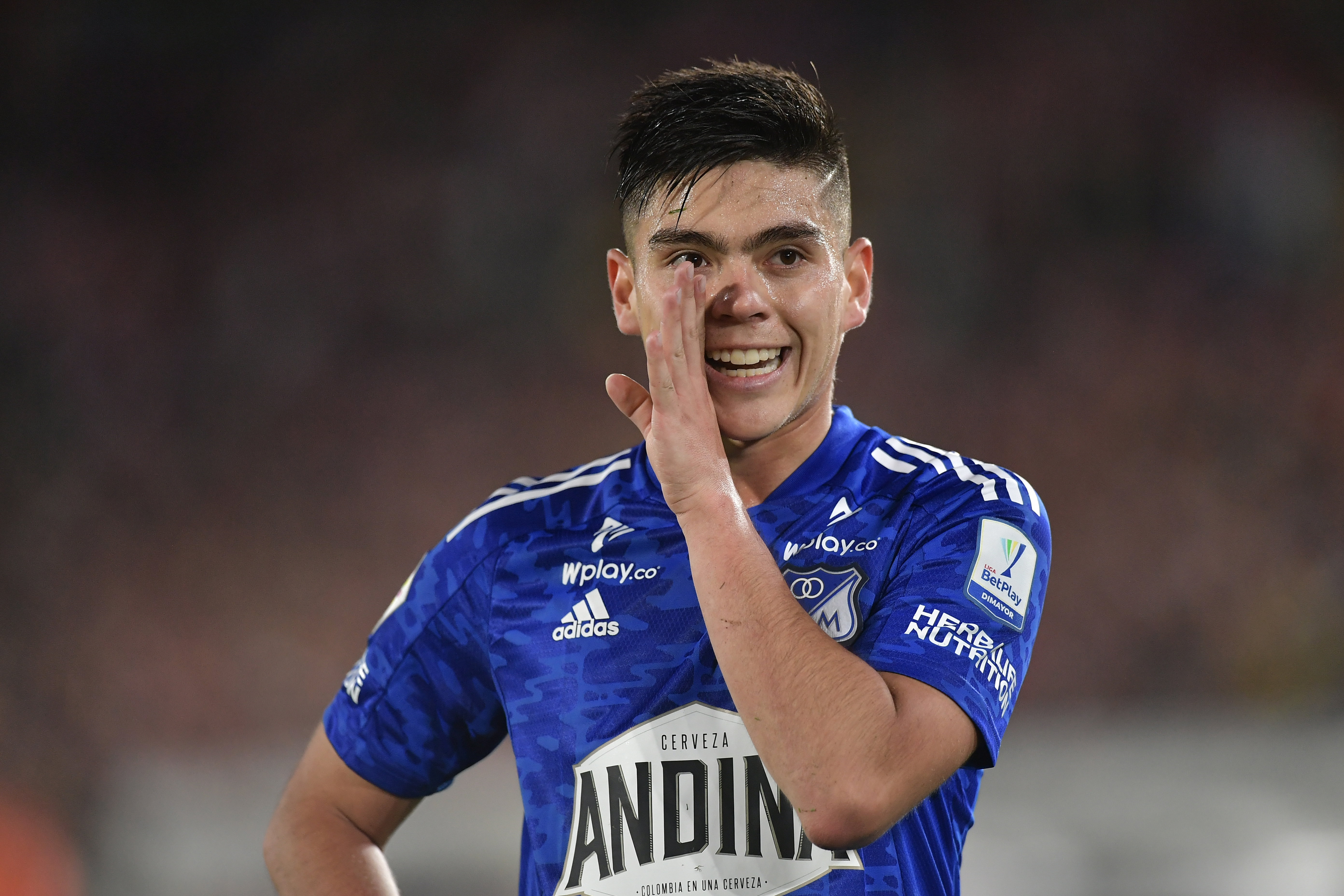 Jugador de Millonarios durante el encuentro contra Santa Fe por la Semifinal de Liga Betplay
