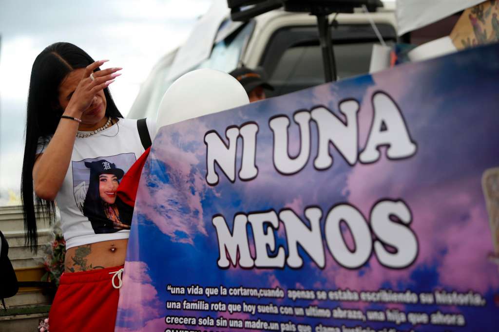 AME2734. BOGOTÁ (COLOMBIA), 25/11/2025.- Una mujer llora en una concentración como parte del Día Internacional de Eliminación de la Violencia contra la Mujer este martes, en Bogotá (Colombia). EFE/ Camila Díaz