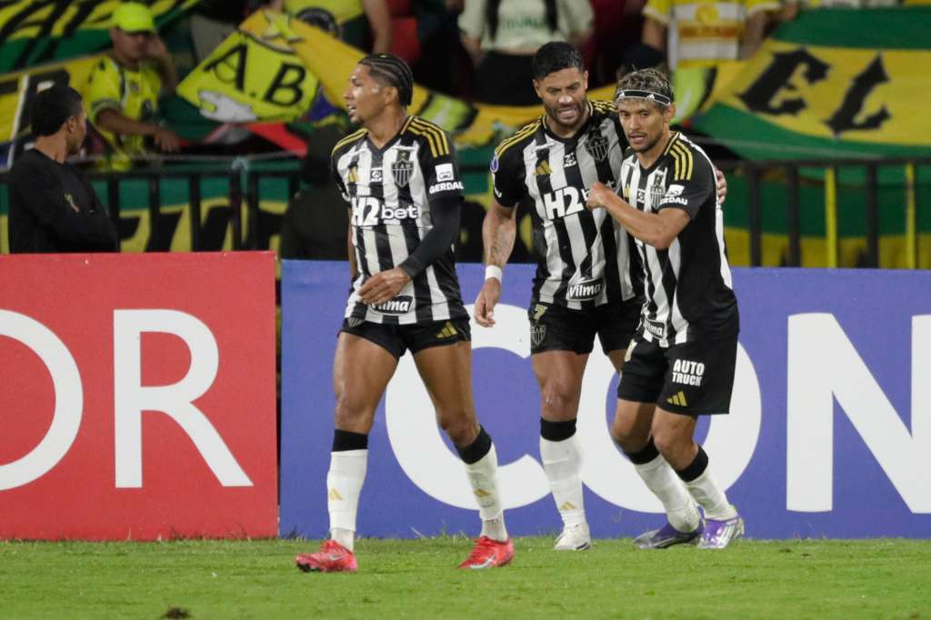 AMDEP8552. BUCARAMANGA (COLOMBIA), 17/07/2025.- Hulk (c) de Mineiro celebra un gol junto a sus compañeros este jueves, durante un partido de la eliminatoria para los octavos de final de la Copa Sudamericana entre Bucaramanga y Atlético Mineiro en el estadio Departamental Américo Montanini en Bucaramanga (Colombia). EFE/ Carlos Ortega