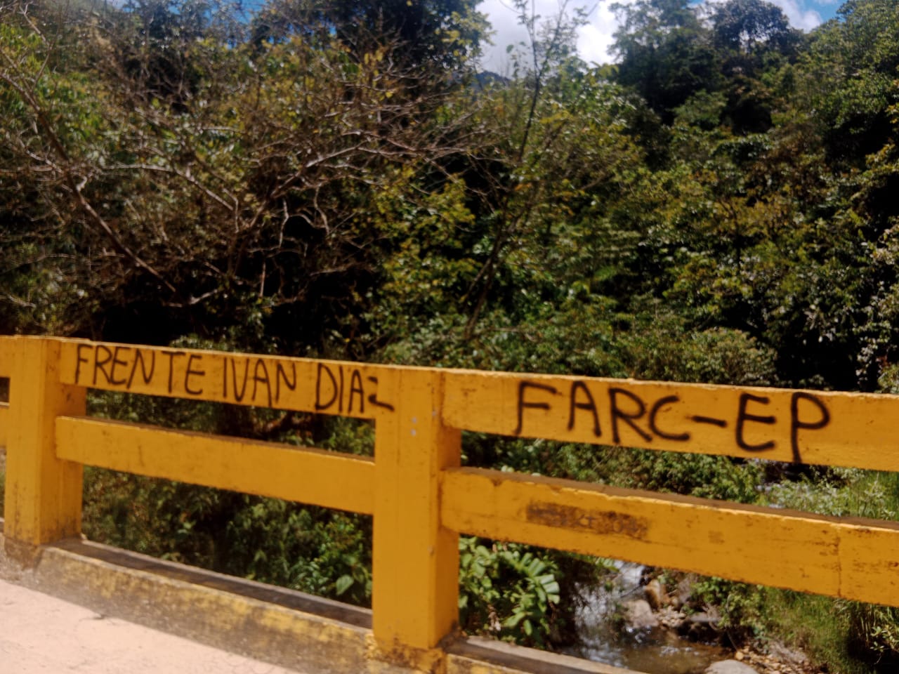 Grafitis de las disidencias del Estado Mayor Central de las FARC en la Zona de Reserva Campesina del Pato Balsillas, Caquetá.