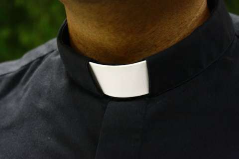 Líder religioso acusado de abusar sexualmente a menores de edad murió en plena audiencia