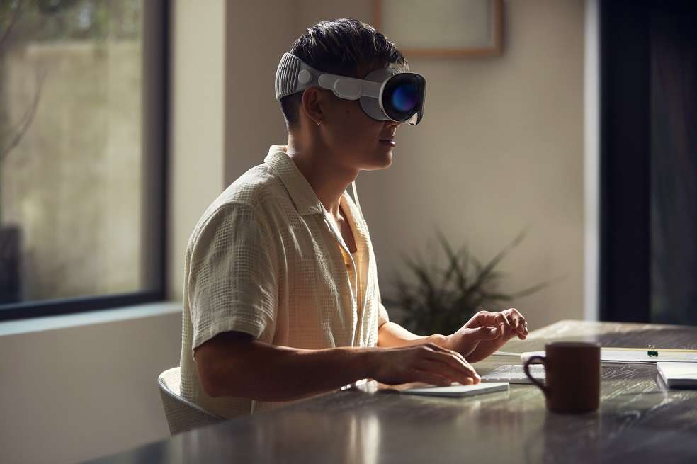 Hay que tener en cuenta que Apple no es la primera tecnológica en apostar a la realidad aumentada, pues otras compañías llevan años en ese campo. No obstante, sí es la primera en mostrar una apuesta capaz de ofrecer un dispositivo compatible con la mayoría de las tareas que hacemos en el día a día