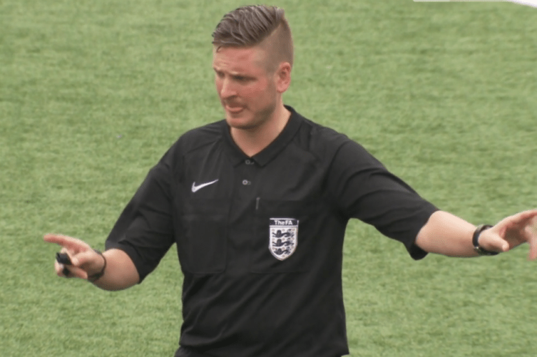 Árbitro inglés se declara abiertamente gay para luchar contra la homofobia en el fútbol