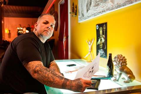 Programa de televisión se esmera por salvar locales de tatuajes en decadencia