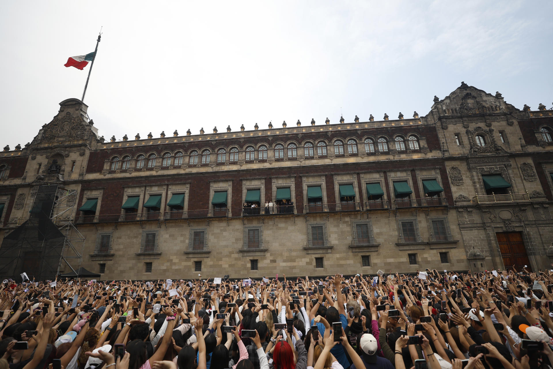 ACOMPAÑA CRÓNICA: MÉXICO BTS MÚSICA MEX2020. CIUDAD DE MÉXICO (MÉXICO), 06/05/2026.- Personas saludan a los integrantes del grupo surcoreano de K-pop BTS este miércoles, durante una visita al Palacio Nacional de Ciudad de México (México). EFE/ Sáshenka Gutiérrez