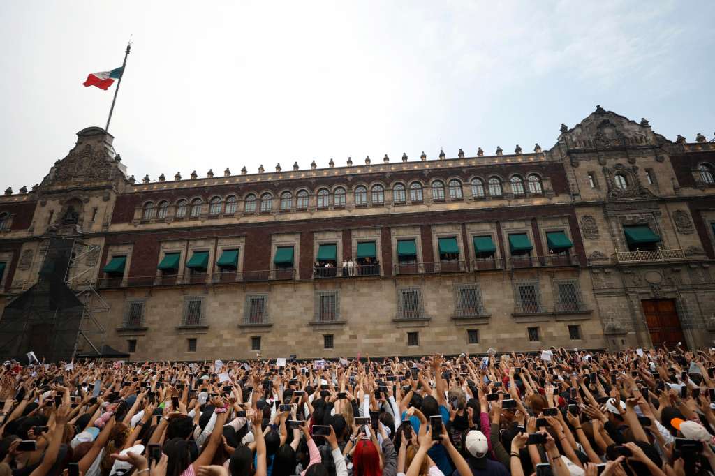 ACOMPAÑA CRÓNICA: MÉXICO BTS MÚSICA MEX2020. CIUDAD DE MÉXICO (MÉXICO), 06/05/2026.- Personas saludan a los integrantes del grupo surcoreano de K-pop BTS este miércoles, durante una visita al Palacio Nacional de Ciudad de México (México). EFE/ Sáshenka Gutiérrez