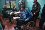 ¿Personas con limitaciones físicas o adultos mayores pueden votar con acompañante?