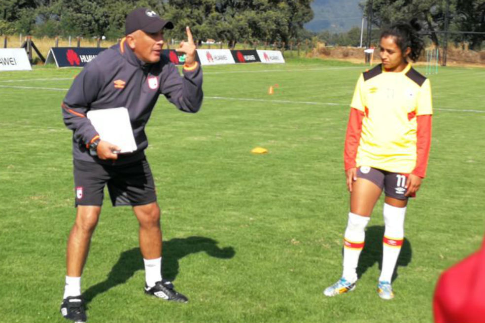 Víctor Rozo, técnico de Independiente Santa Fe, junto a Liana Salazar, capitana del equipo. / Santa Fe