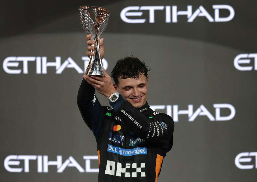 FOTODELDÍA ABU DABI (Emiratos Árabes Unidos), 12/07/2025.- El piloto británico de McLaren, Lando Norris, que quedó en tercer lugar, celebra en el podio su victoria en el Campeonato Mundial de Pilotos de Fórmula 1 de 2025 tras el Gran Premio de Fórmula 1 de Abu Dabi, celebrado en el Circuito Yas Marina de Abu Dabi, Emiratos Árabes Unidos, este domingo.-EFE/ Ali Haider