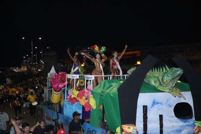 Las candidatas al Concurso Nacional de Belleza se gozaron el tradicional  Desfile de la Independencia.