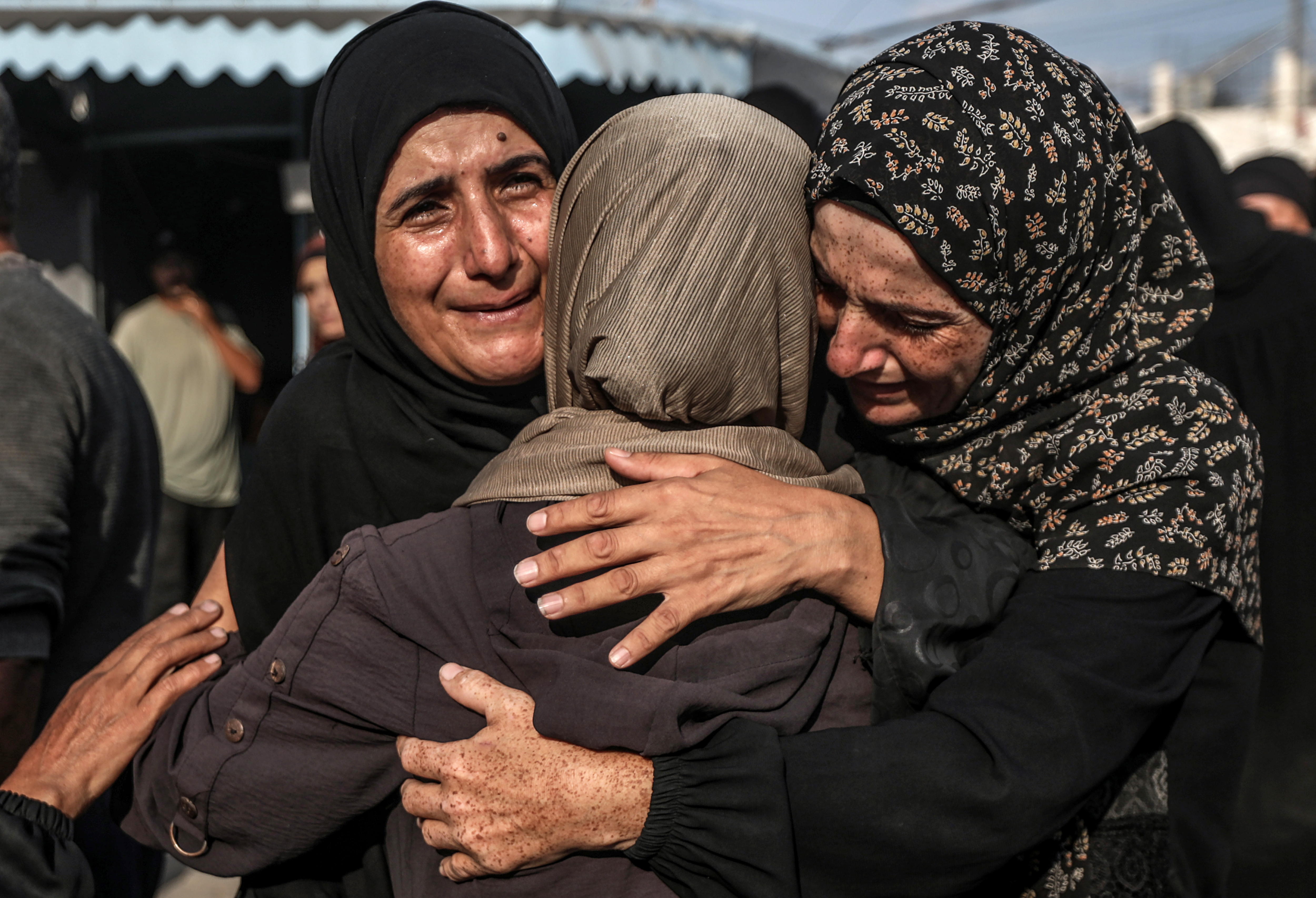 Deir Al Balah (-), 06/10/2024.- A group of relatives mourns during the funeral of Palestinians killed in an Israeli airstrike, in Deir Al Balah, central Gaza Strip, 06 October 2024. According to the Palestinian Ministry of Health in Gaza, at least 18 Palestinians were killed in an Israeli airstrike in Deir Al Balah on 06 October. More than 41,800 Palestinians and over 1,400 Israelis have been killed, according to the Palestinian Health Ministry and the Israel Defense Forces (IDF), since Hamas militants launched an attack against Israel from the Gaza Strip on 07 October 2023, and the Israeli operations in Gaza and the West Bank which followed it. EFE/EPA/MOHAMMED SABER