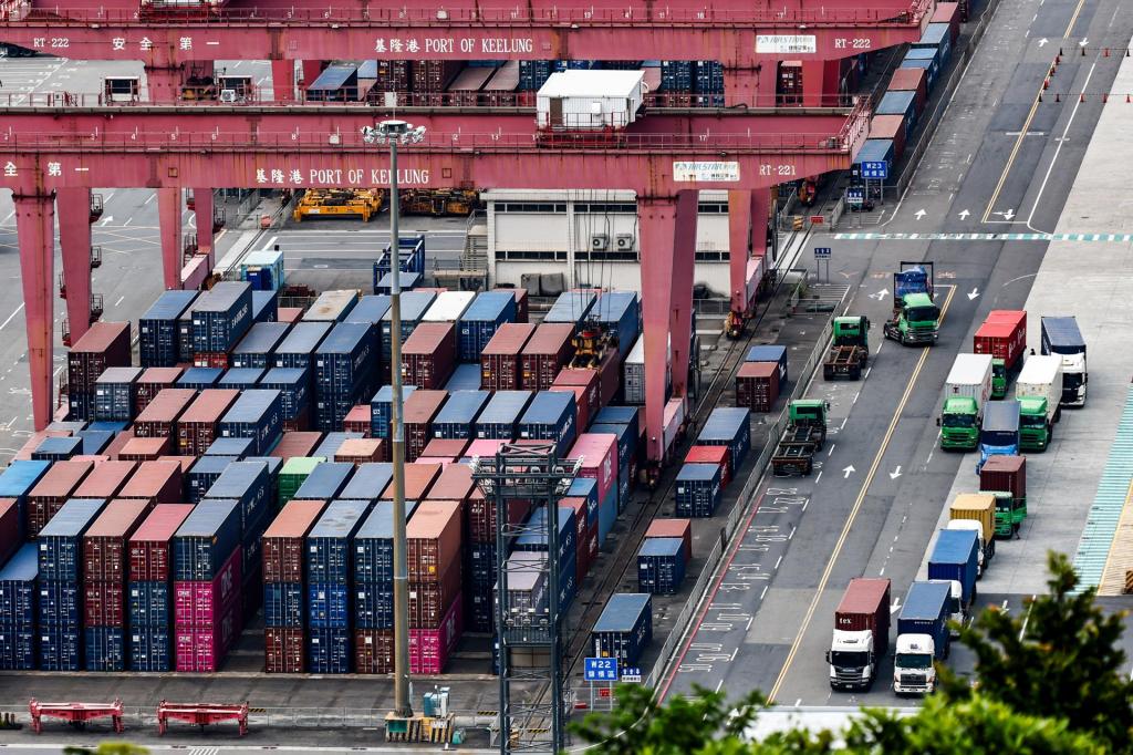 KEELUNG (Taiwan), 21/07/2026.- A view of shipping containers at the Port of Keelung in Keelung, Taiwan, 21 July 2026. Taiwan's export orders rose 59.4 percent year on year in June 2026 to a record high of 95.3 billion US dollars, accelerating from a 47.2 percent increase in the previous month. This substantial upward trend continues to be fueled by strong international demand for artificial intelligence-related commodities and technology products. EFE/EPA/RITCHIE B. TONGO
