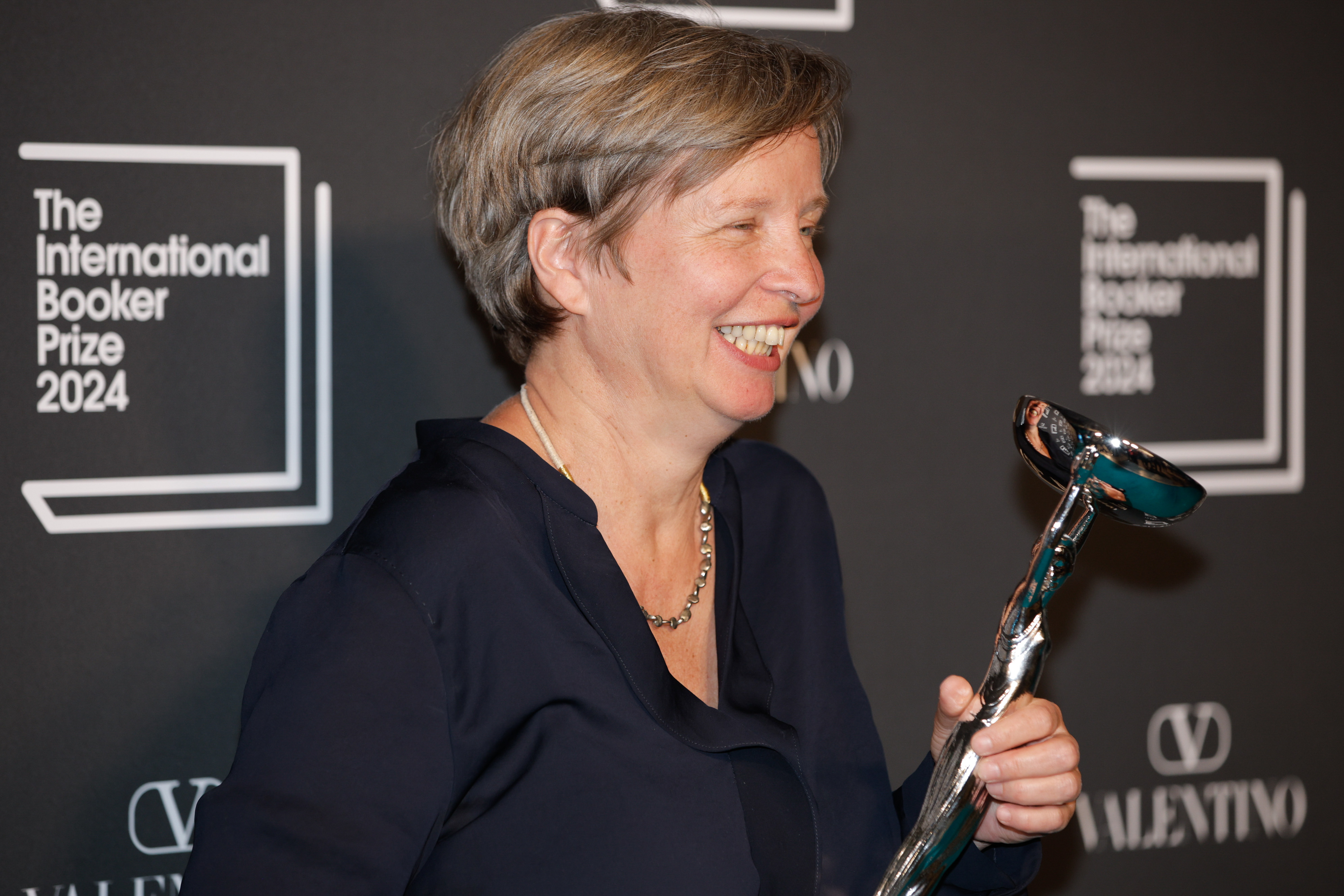 London (United Kingdom), 21/05/2024.- Jenny Erpenbeck, author of "Kairos", poses for photographers after her novel was announced as winner of the 2024 International Booker Prize at the Tate Modern, London, Britain, 21 May 2024. The International Booker Prize is awarded annually for the finest work of fiction from around the world which has been translated into English and published in the UK or Ireland. (Irlanda, Reino Unido, Londres) EFE/EPA/DAVID CLIFF