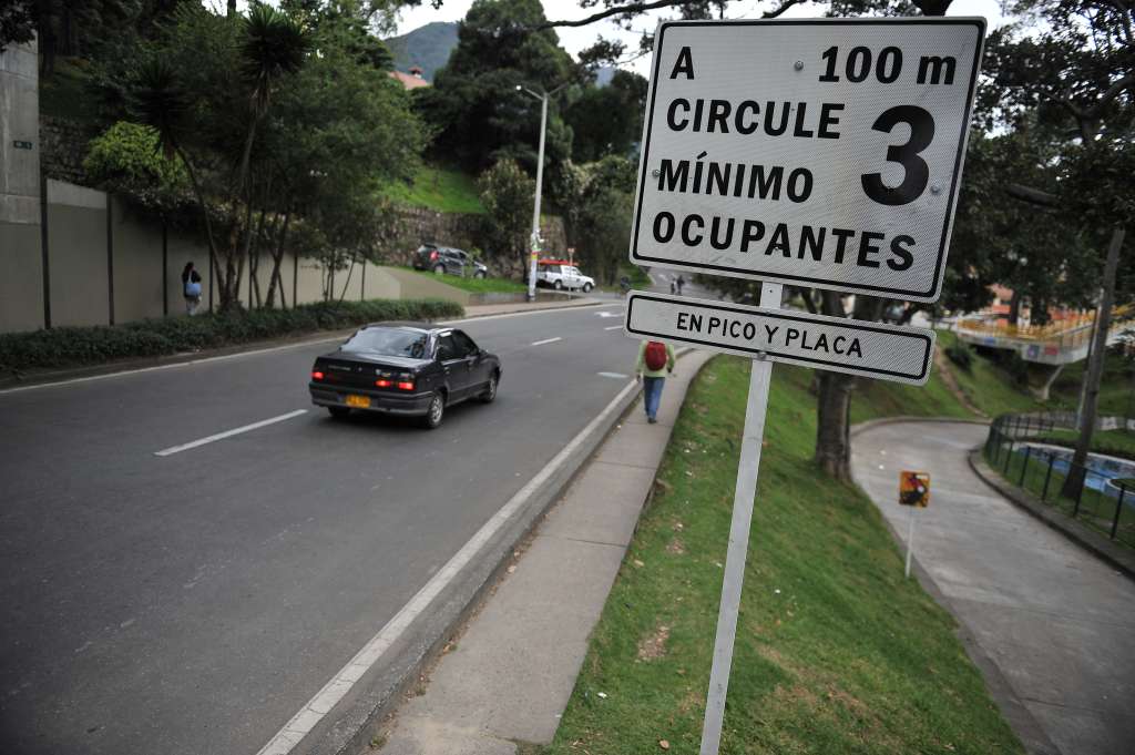Avisos que hacen referencia a el cambio de restricción vehicular en el centro de la capital